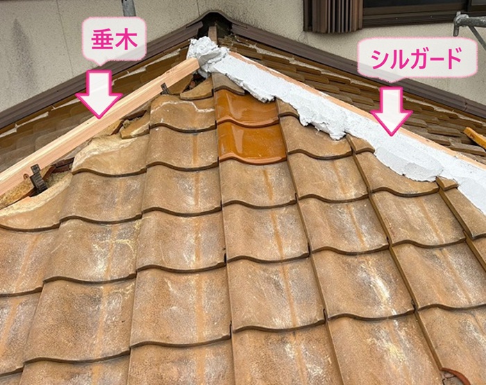 棟瓦の耐震改修で垂木を取り付けてシルガードを塗っている様子